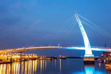 gün batımında Yatlar ile liman 