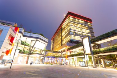 Modern şehrin gece sahnesi