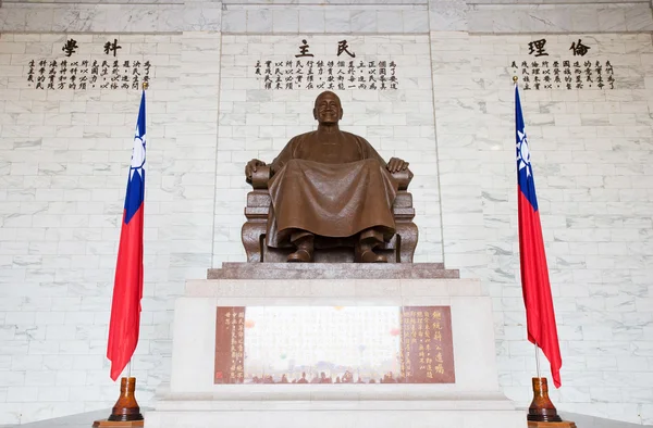 Grande statua in bronzo di Chiang Kai-shek — Foto Stock