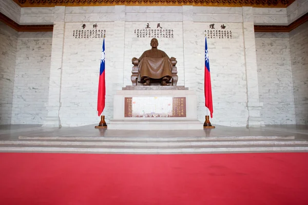Grande estátua de bronze de Chiang Kai-shek — Fotografia de Stock