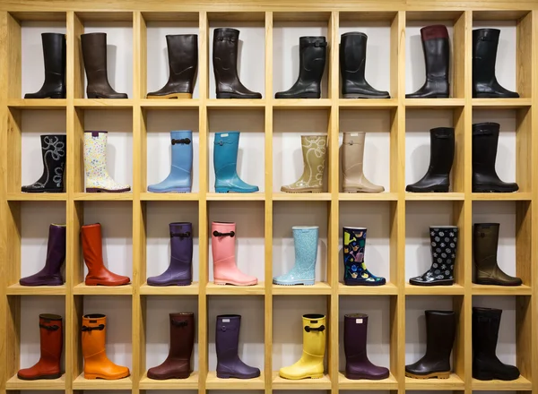Stivali da acqua sono sugli scaffali dei negozi — Foto Stock
