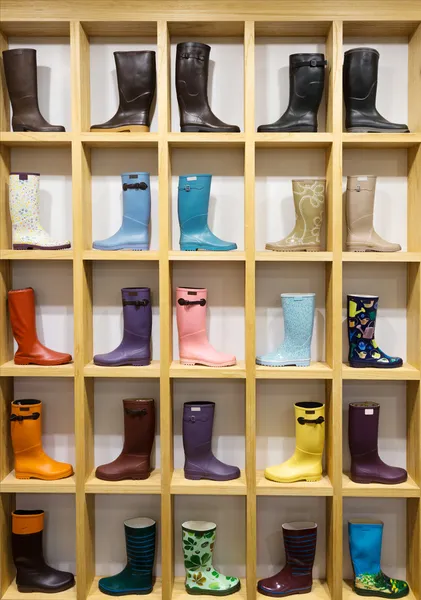 Botas de agua están en los estantes de la tienda — Foto de Stock