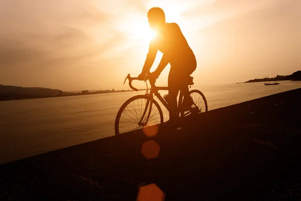 Silueta de ciclista al atardecer —  Fotos de Stock