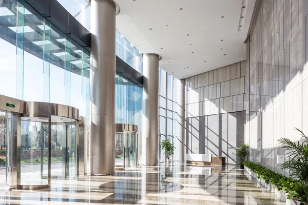 Sala vacía en el moderno edificio de oficinas — Foto de Stock