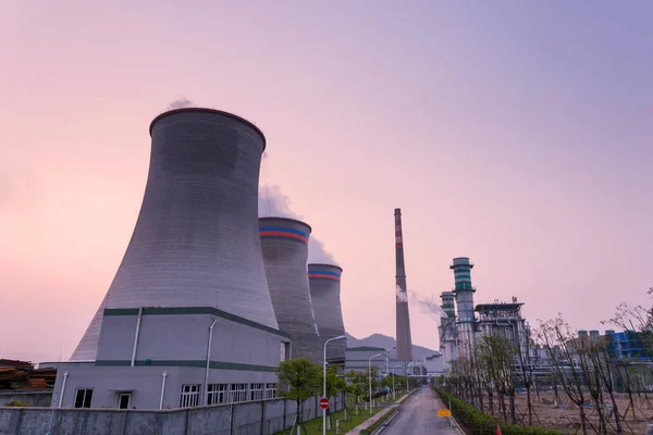 Kolengestookte elektriciteitscentrale met koeltorens — Stockfoto