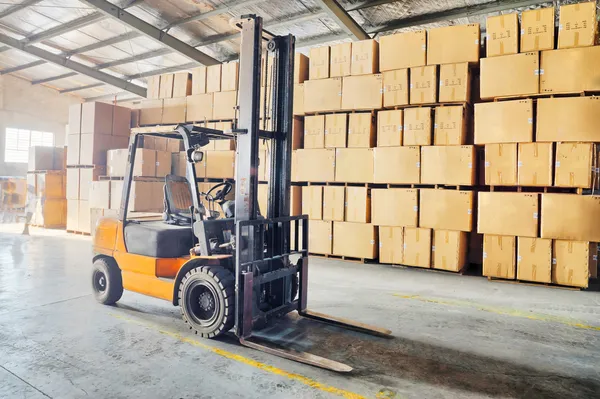 Forkliftlerle dolu modern bir depo. 