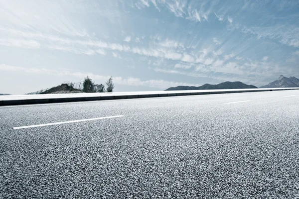 アスファルトの道路の地平線に — ストック写真