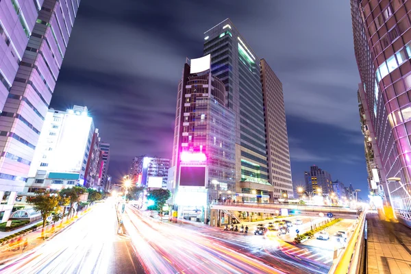 車の光の道と近代的な都市の都市景観 — ストック写真