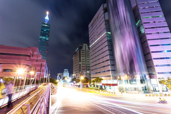 Senderos ligeros para coches y paisaje urbano en la ciudad moderna —  Fotos de Stock