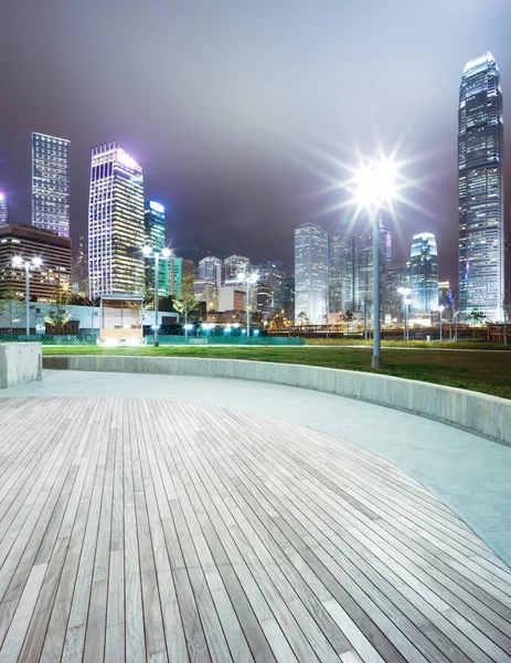 Praça com noite moderno edifício fundo — Fotografia de Stock