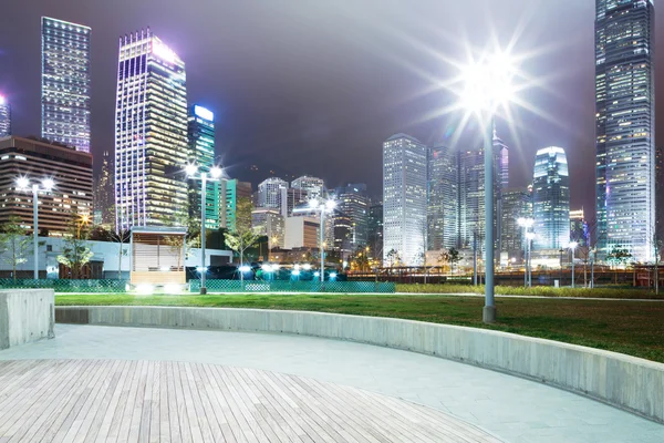 Piazza con sfondo edificio moderno notte — Foto Stock