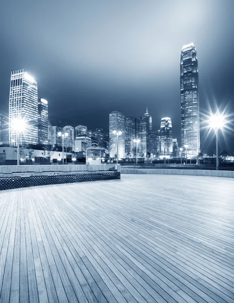 Carré avec fond de bâtiment moderne nuit — Photo