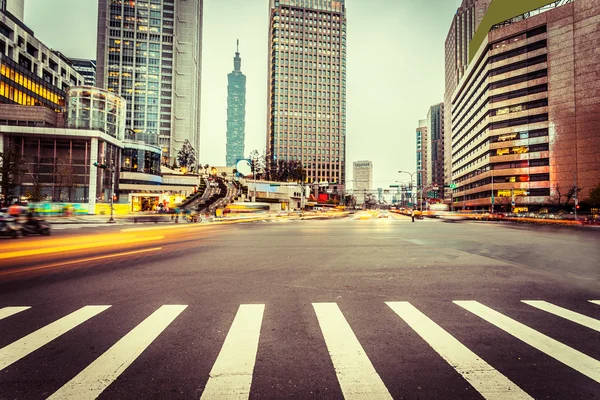 Avenida en la ciudad moderna —  Fotos de Stock