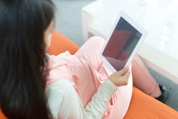 Gravid kvinna som använder en digital tablett — Stockfoto