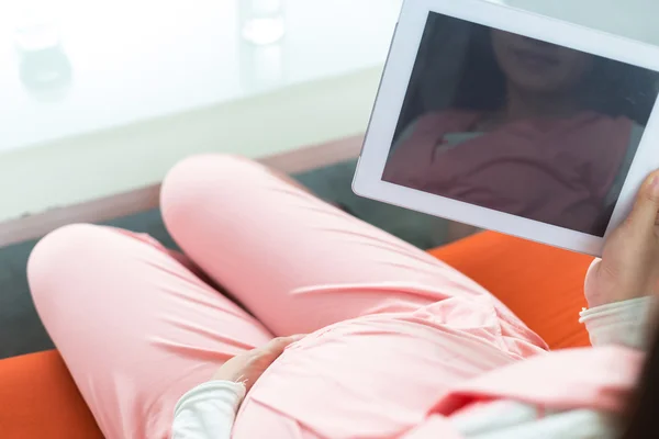 Gravid kvinna som använder en digital tablett — Stockfoto