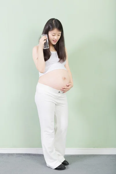 Bela mulher grávida bebendo — Fotografia de Stock