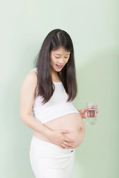 Schöne schwangere Frau trinkt — Stockfoto
