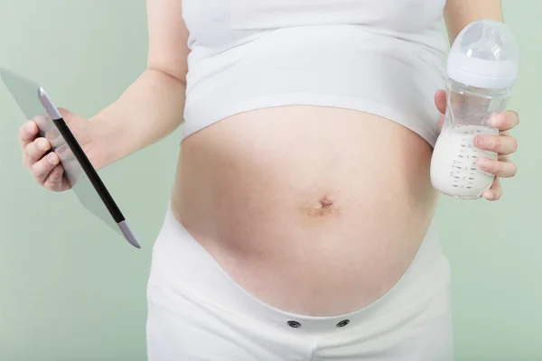 Беременная женщина в нижнем белье — стоковое фото