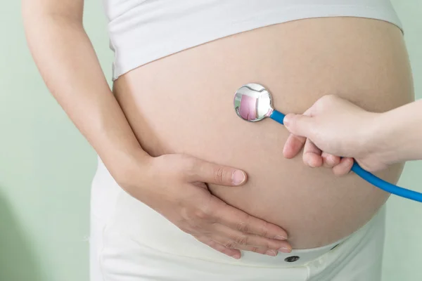 Νεαρή γυναίκα έγκυος-ιατρικό τσεκάπ — Φωτογραφία Αρχείου