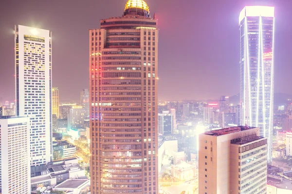 Vista da cidade moderna à noite crepúsculo — Fotografia de Stock