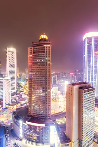 Vista de la ciudad moderna al anochecer —  Fotos de Stock