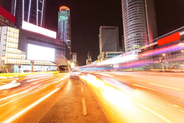 Moderne stad 's nachts — Stockfoto