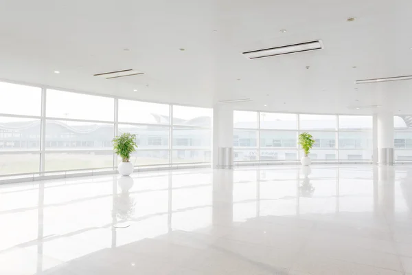 Grande finestra in ufficio bianco — Foto Stock