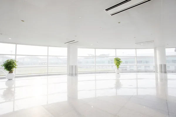Großes Fenster ins weiße Büro — Stockfoto