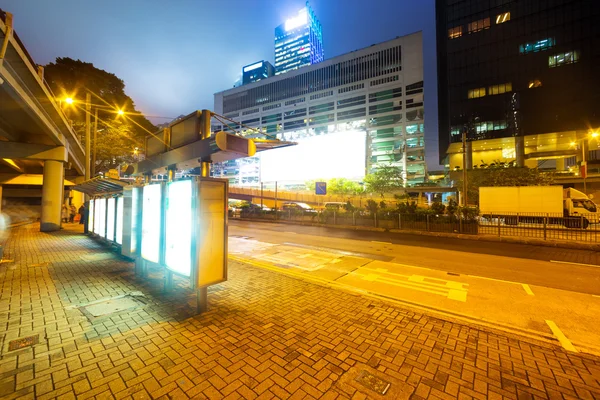 Κενό πινακίδα στην πόλη τη νύχτα — Φωτογραφία Αρχείου