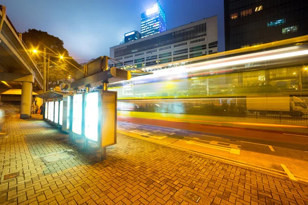 Cartelera en blanco en la ciudad por la noche — Foto de Stock