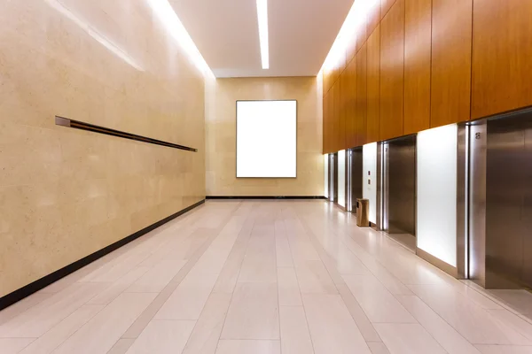 Пустой коридор в современном офисном здании — стоковое фото