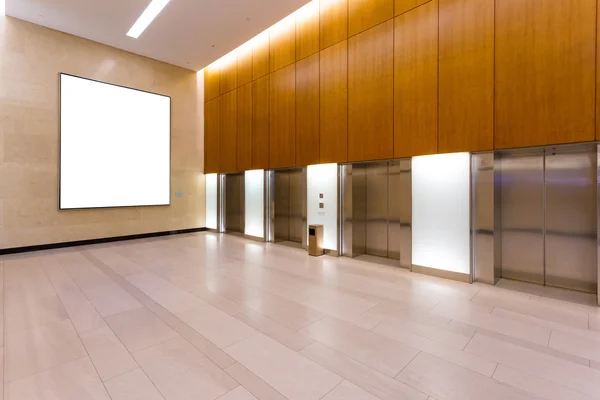 Pasillo vacío en el moderno edificio de oficinas — Foto de Stock