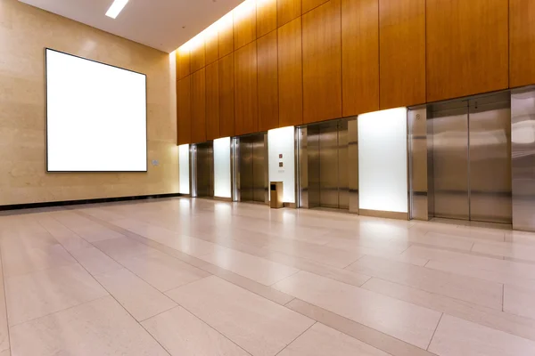 现代办公大楼的空旷走廊 — 图库照片