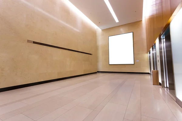 Pusty korytarz w nowoczesnym budynku biurowym — Zdjęcie stockowe
