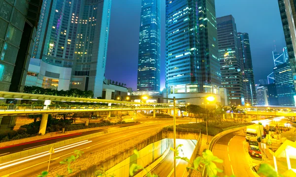 Automóvil en movimiento con luz borrosa a través de la ciudad por la noche — Foto de Stock