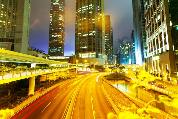 Auto in movimento con luce sfocata attraverso la città di notte — Foto Stock