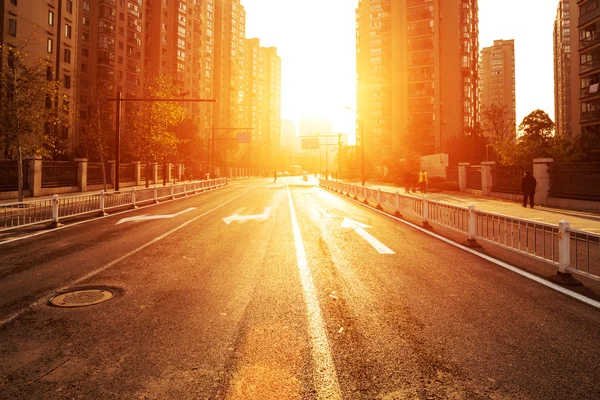 Avenida en la ciudad moderna — Foto de Stock