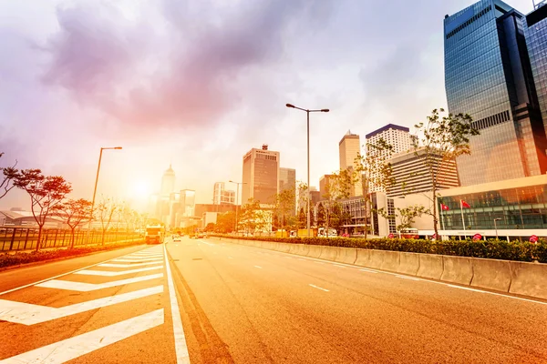 Avenida en la ciudad moderna — Foto de Stock