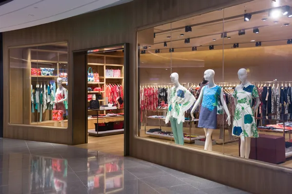 Janela de exposição Boutique com manequins em vestidos na moda — Fotografia de Stock