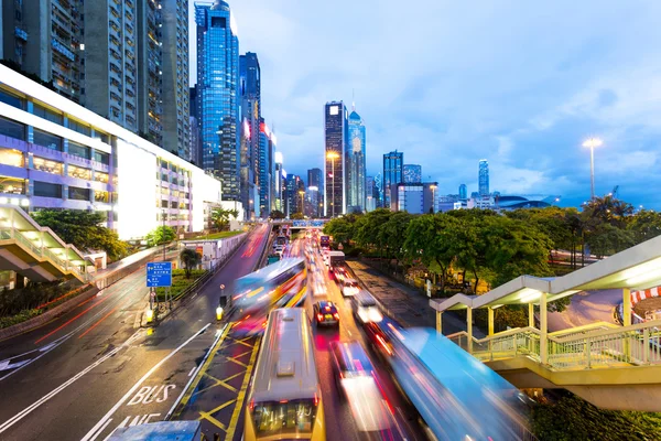 Verkehr in der modernen Stadt in der Nacht — Stockfoto