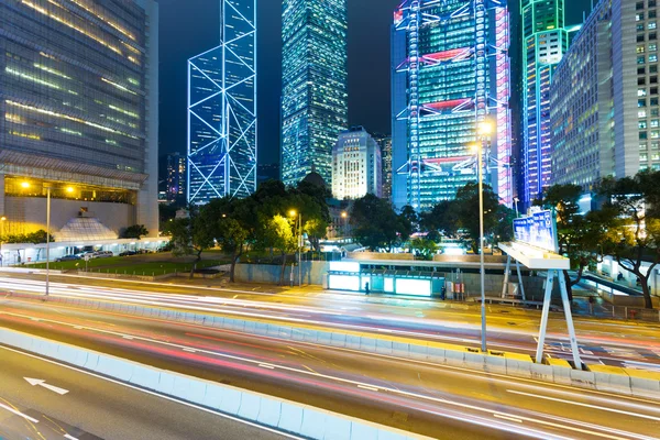 Verkeer en modern gebouw in hong kong — Zdjęcie stockowe