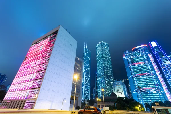 Edificios altos de oficinas por la noche — Foto de Stock