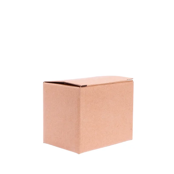 Закрита картонна коробка з білим тлом — стокове фото