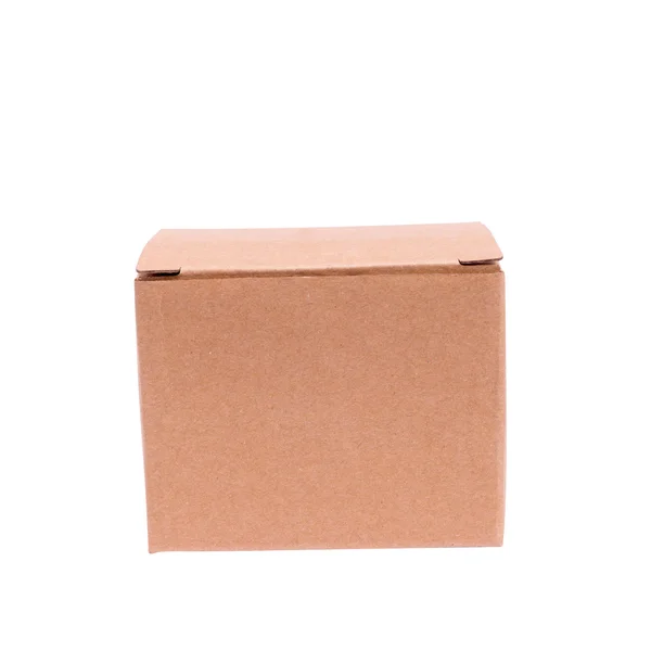 Caixa de papelão fechado com fundo branco — Fotografia de Stock