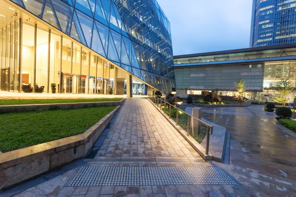 The pathway to modern building in Hong Kong — Stock Photo, Image