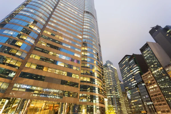 Edifícios altos de escritórios à noite — Fotografia de Stock