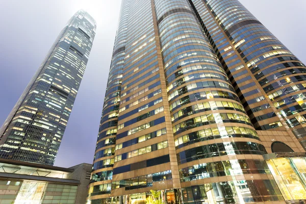 Edifícios altos de escritórios à noite — Fotografia de Stock