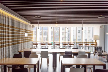 Modern restoranın içinde. 