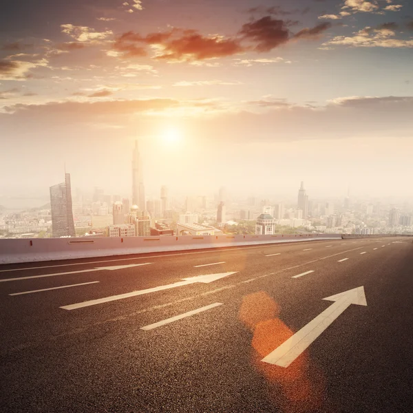 Stedelijke weg met zonsondergang — Stockfoto