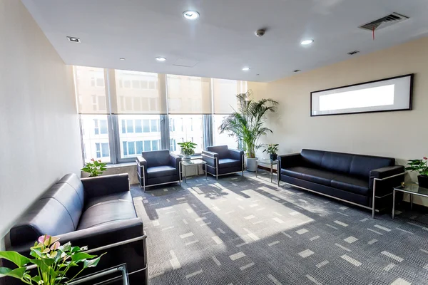 Sala de descanso en el moderno edificio de oficinas — Foto de Stock